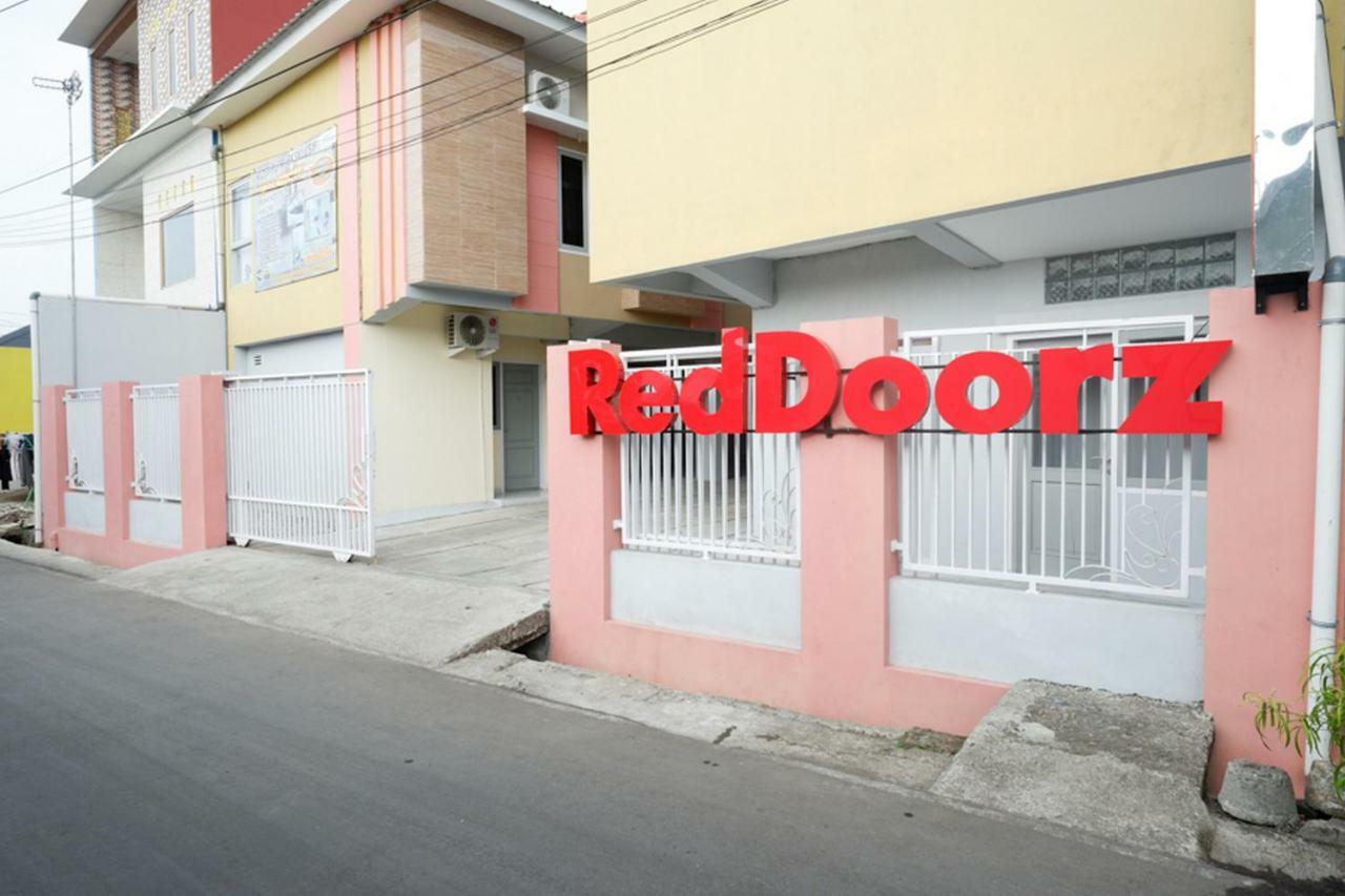 Отель Reddoorz Syariah Near Rsud Margono Пурвокерто Экстерьер фото